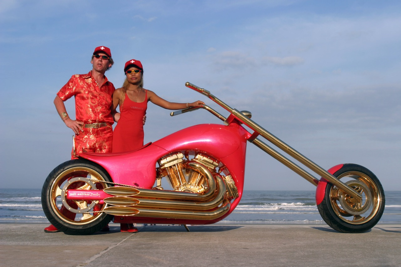 Illustration for article titled The Fabulous Lifestyle of Ueli Anlicker, The Red Gold SLR Guy